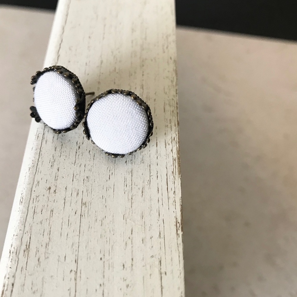 White vintage look studs 3/15
